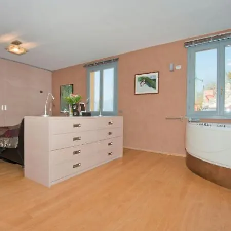 Appartamento Fiumelatte Sleeps 10 Air Con Varenna